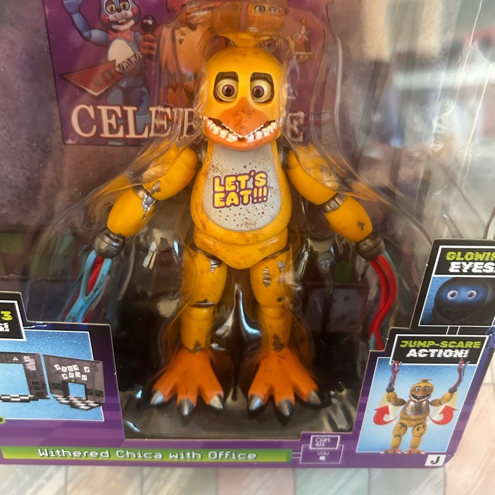 Five Nights at Freddy’s Withered Chica with Office Jazwares - Picture 2 of 11